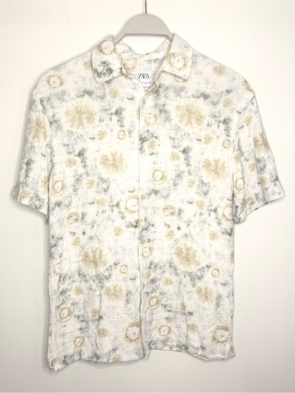 Zara Size S Men’s Short Sleeve Button-Up Shirt in White, Olive and Grey Tie-Dye